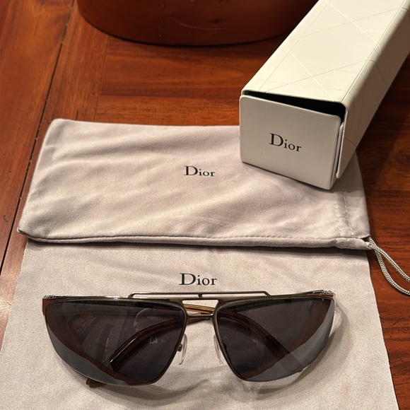 DIOR Estorile YN7KH Sunglasses, cleaning cloth, cloth pouch and case - Picture 3 of 16